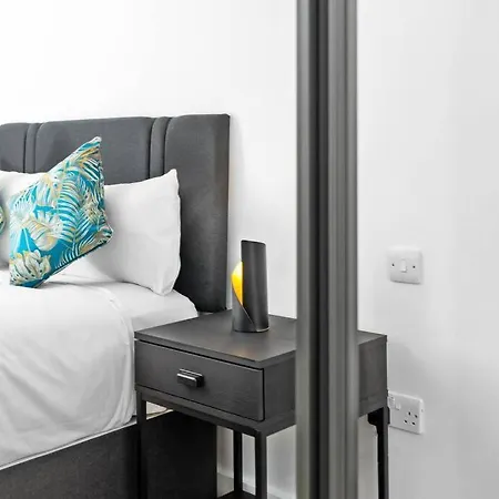 Apartamento 2 Bed W/parking - Centre ✘ Private Rooftop Terrace → Close To Brindley Place, Broad St, Utilita Arena Birmingham, Legoland, Sea Life Centre Birmingham, Symphony Hall *