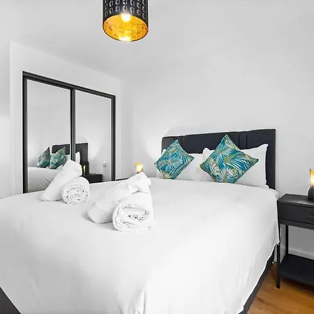 2 Bed W/parking - Centre ✘ Private Rooftop Terrace → Close To Brindley Place, Broad St, Utilita Arena Birmingham, Legoland, Sea Life Centre Birmingham, Symphony Hall Birmingam